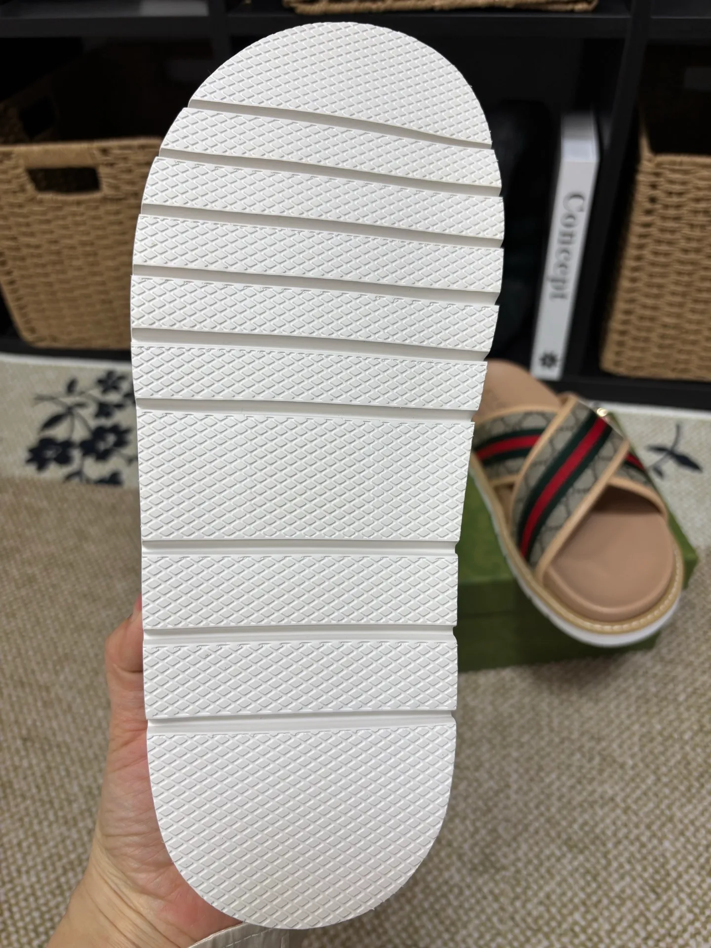 Factory 💰 300 yuan Gucci slippers] high-end men's shoes brand official website 1:1 latest masterpiece: original mold customization, the fabric is made of imported original materials, upgraded outsole, lighter and non-slip. The market's top quality, simple yet tasteful, a must-have for fashionistas, fashionable at your feet, full of confidence, the same style at the counter 👍The season of summer slippers is here. Code: 38-45 (45 customized)